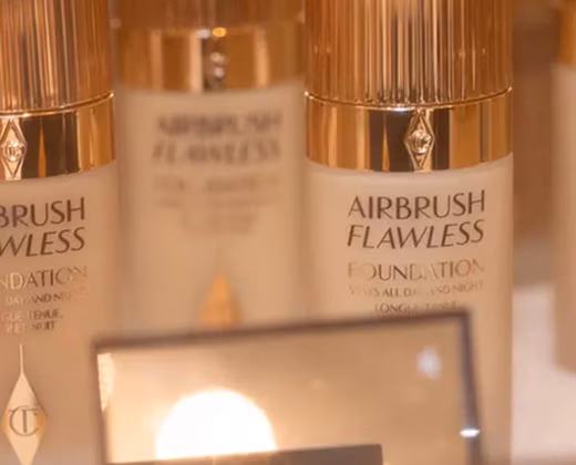 Make-up Grundausstattung der Famous Face Academy Foundation Flaschen