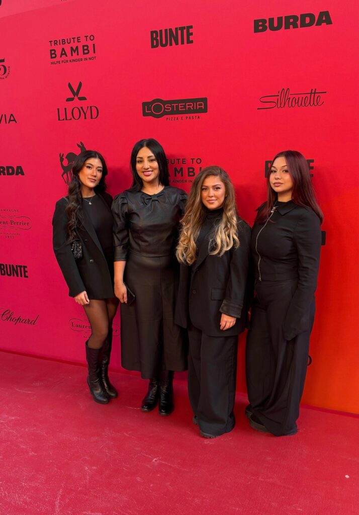 Schülerinnen und Team der Famous Face Academy bei Tribute to Bambi 2026 vor der Pressewand