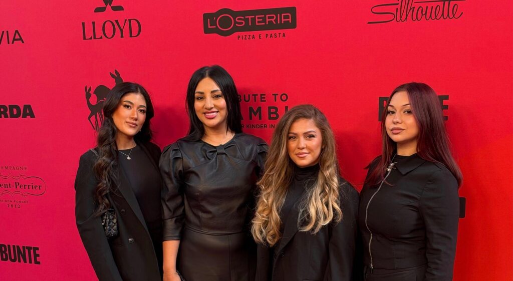 Team der Famous Face Academy bei Tribute to Bambi 2026 vor der Pressewand mit BUNTE- und BURDA-Logos